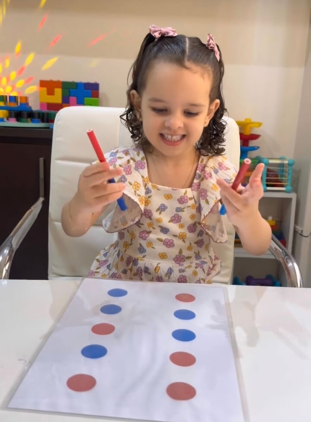 Niña usando material NeuroKids Pro