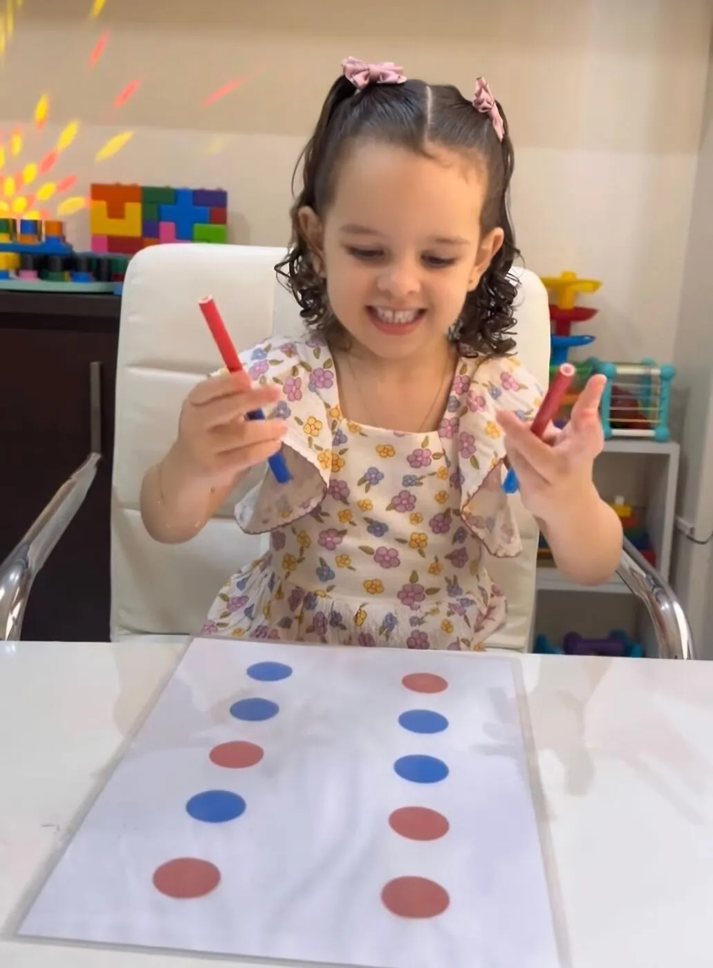 Niña usando material NeuroKids Pro